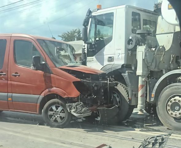Accident cu victime la Iași – Impact între o betonieră, un microbuz și un autoturism - FOTO