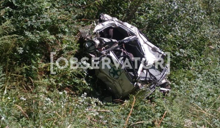 Ce a mai rămas din mașina în care patru tineri au sfârșit tragic, după ce au căzut într-o prăpastie din Argeș