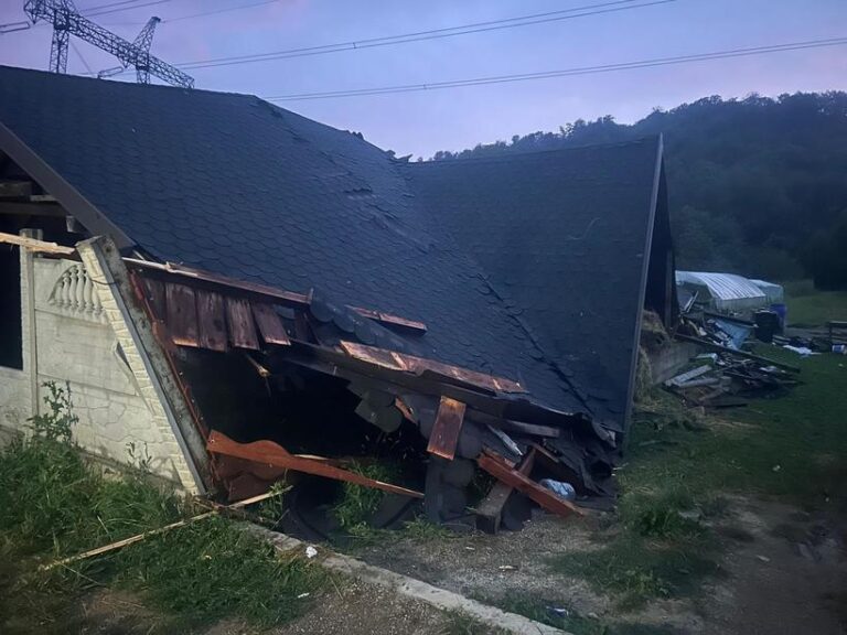 Un tânăr de 18 ani din Argeș a murit după ce a fost strivit de un acoperiș luat de vânt, în timpul unei furtuni