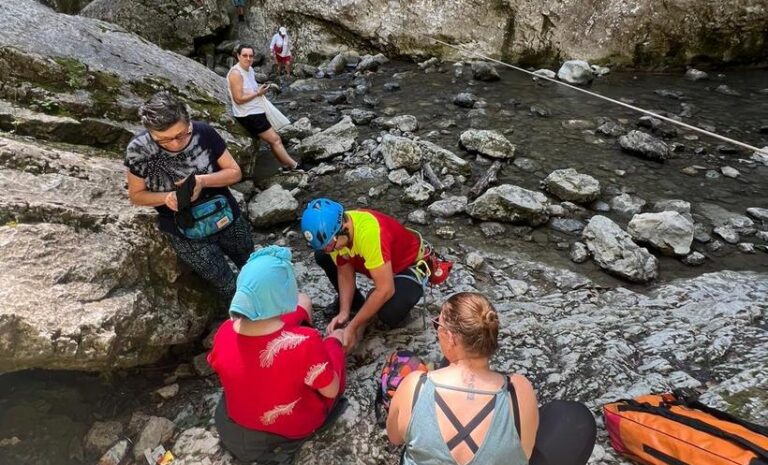 Alba: Fetiţă de 11 ani, accidentată în Cheile Râmeţului. Intervenţia Salvamont, îngreunată de numărul mare de turişti aflaţi pe traseu