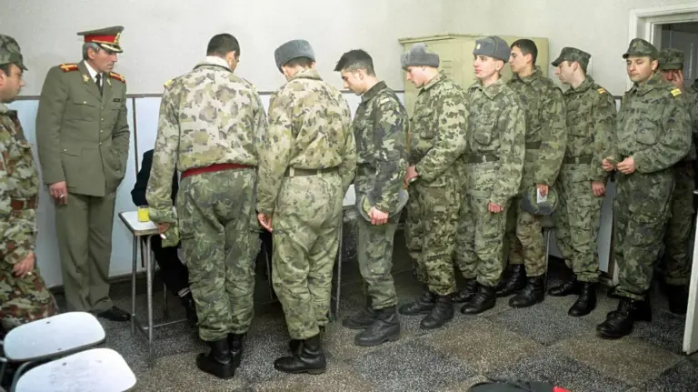 Proces inedit la Iași: cere pensie specială militară și despăgubiri de 50.000 lei la stat pentru suferințele îndurate pe perioada armatei obligatorii de un an, făcute în 1996