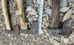 Dâmboviţa: Doi bărbați cu cuţite, topoare şi coase, la un târg tradiţional organizat de Sfânta Maria, în localitatea Corneşti