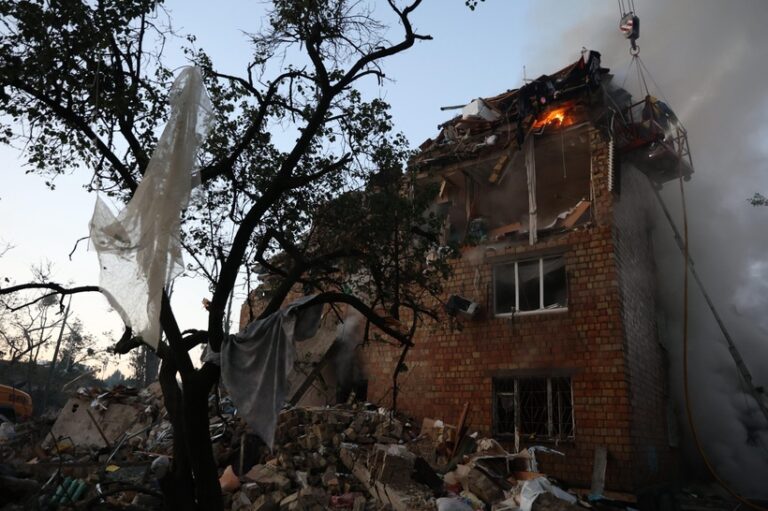 Cel puţin patru morţi şi 27 de răniţi la Kiev într-un nou atac masiv în Ucraina de 12 ore