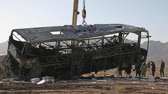 Peste 75 de oameni arși de vii într-un accident de autobuz în Afganistan – VIDEO