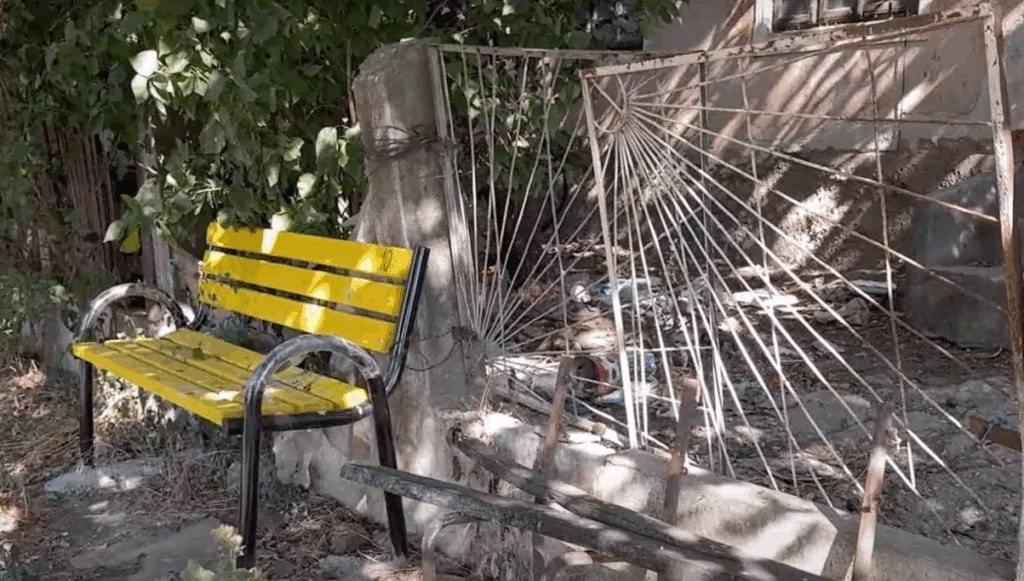  O comună din Dolj, fără trotuare și canalizare, a fost dotată cu bănci de 120.000 de lei