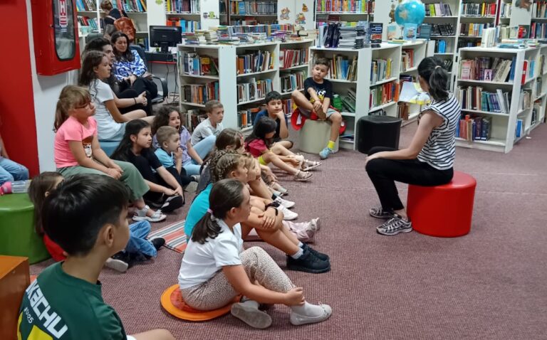 Caravana poveștilor ajunge în patru comune. Ateliere gratuite pentru copii în bibliotecile din județul Iași
