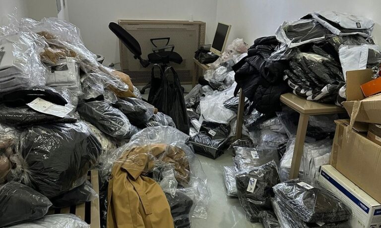 Bunuri contrafăcute de peste un milion de euro, descoperite de poliţiştii de frontieră