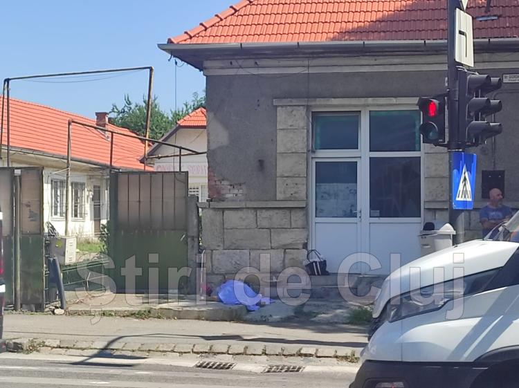 Cadavrul unei femei a zăcut abandonat mai multe ore pe o stradă din Cluj
