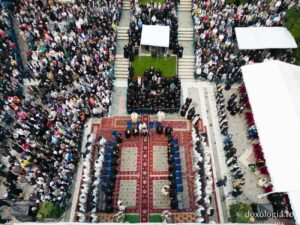 Sfinții Cuvioși Cleopa și Paisie au fost canonizați la Mănăstirea Sihăstria. Circa 20.000 de pelerini au participat la Liturghie