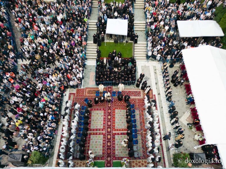 Sfinții Cuvioși Cleopa și Paisie au fost canonizați la Mănăstirea Sihăstria. Circa 20.000 de pelerini au participat la Liturghie