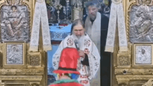 VIDEO | Un clovn a întrerupt slujba oficiată de ÎPS Teodosie: „ De unde ai apărut?”