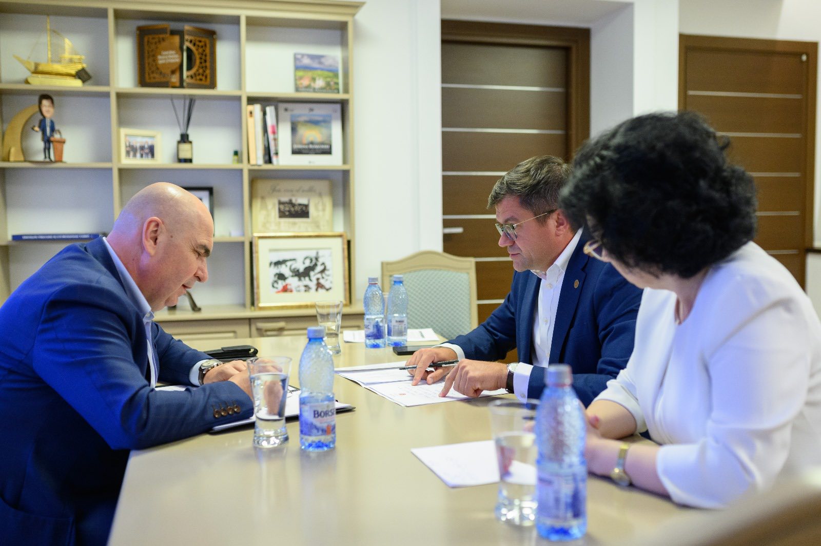 Ce a discutat Bolojan la Iași în biroul lui Alexe cu prefectul și șeful CJ? Premierul venea de la Broșteni și mergea spre Chișinău