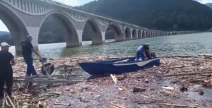 Forţele care intervin pentru curăţarea lacului de acumulare Izvorul Muntelui - Bicaz, suplimentate