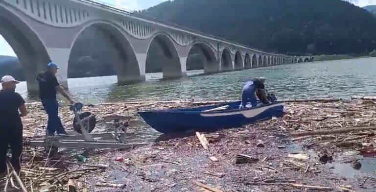 Forţele care intervin pentru curăţarea lacului de acumulare Izvorul Muntelui - Bicaz, suplimentate