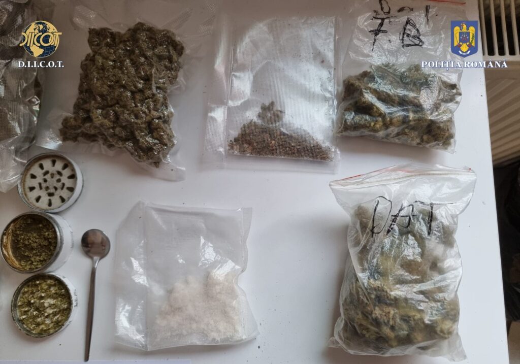  Iași – Mascații au spart ușa unor traficanți de droguri. Cu cât vindeau aceștia „gramul”