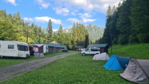 TRAVEL – propunerea ZDI. Un cort, un munte, câțiva prieteni. Trei zile în Durău, între mituri și adevăruri despre dormitul în cort