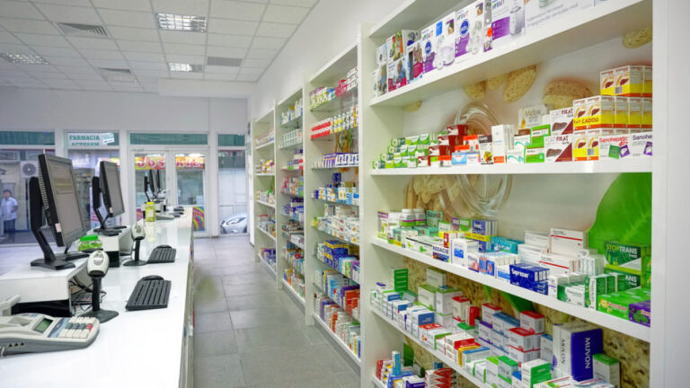 Ieșenii au găsit farmaciile închise astăzi, chiar dacă erau pline de angajați. Modificarea TVA a dat peste cap integral sistemul. „Trebuie schimbate manual sute de prețuri”