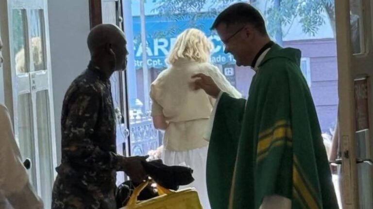 Părintele Francisc Doboș, ironic la adresa lui Dan Tănasă (AUR): „Un dac neaoș din Nigeria a venit să se spovedească și să-i binecuvântez rucsacul de livrator”