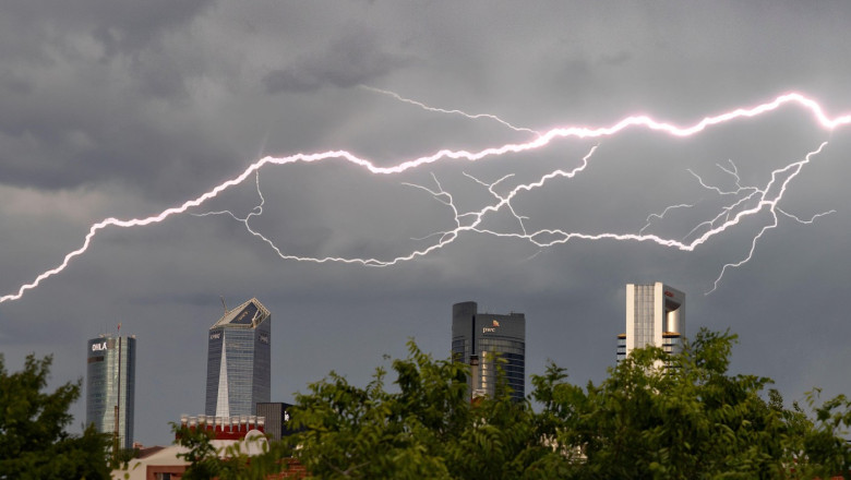 Un mega-fulger de 820 de kilometri, cât de la Paris la Veneţia, noul record validat de Organizaţia Meteorologică Mondială