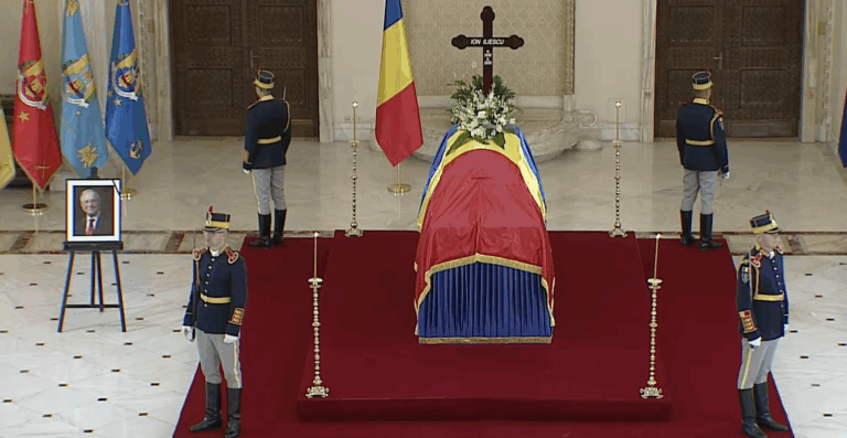 Interes redus pentru funeraliile lui Iliescu: peste o mie de persoane au venit la catafalc. La catafalcul Regelui Mihai au venit zeci de mii