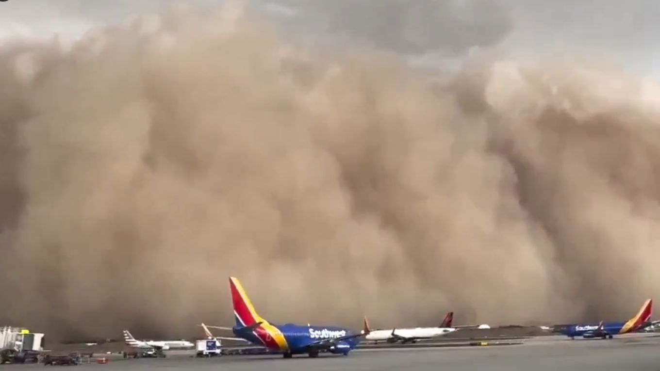 VIDEO | Momentul în care o furtună masivă de praf loveşte oraşul Phoenix, Arizona, surprins de camere. Pagube însemnate, întârzieri ale zborurilor şi pene de curent