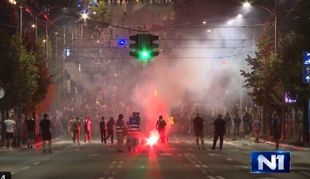 Belgrad: Tulburările continuă, poliţia sârbă a folosit gaze lacrimogene pentru a dispersa protestatarii