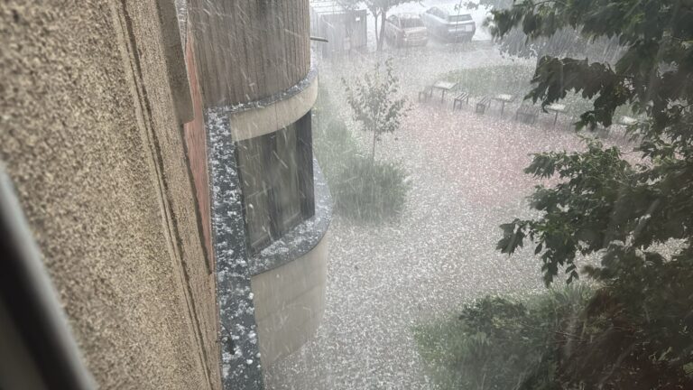 Ravagiile furtunii de vineri seară la Iași: copaci doborâți, străzi inundate și intervenții ale pompierilor