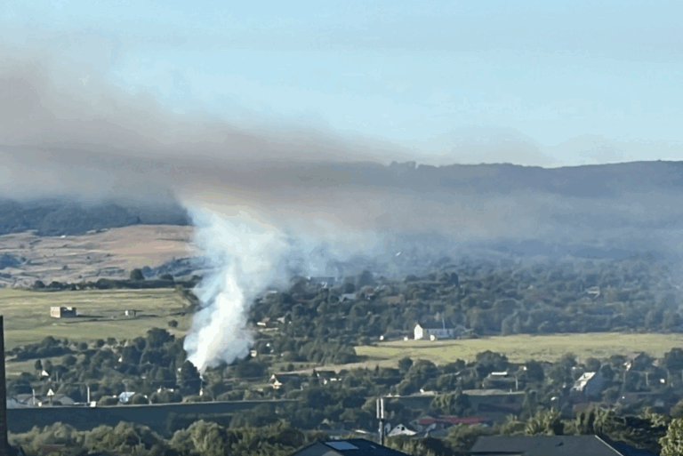 Incendiu puternic la o casă din Ciurea. Intervin mai multe echipaje de pompieri