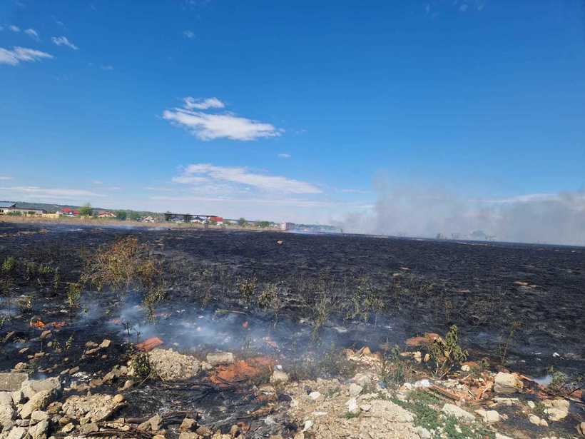 Flăcări uriașe la marginea Craiovei. Autoritățile au emis un mesaj  RO-Alert