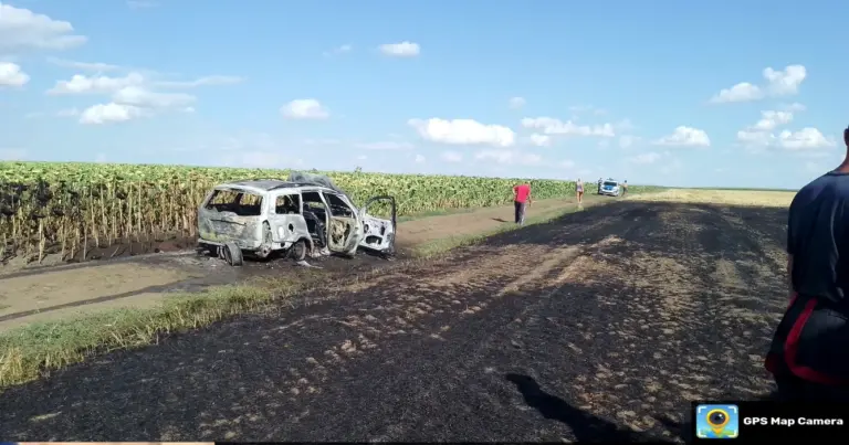 Autoturism făcut scrum la Galați; incendiul s-a extins pe două hectare de vegetație uscată