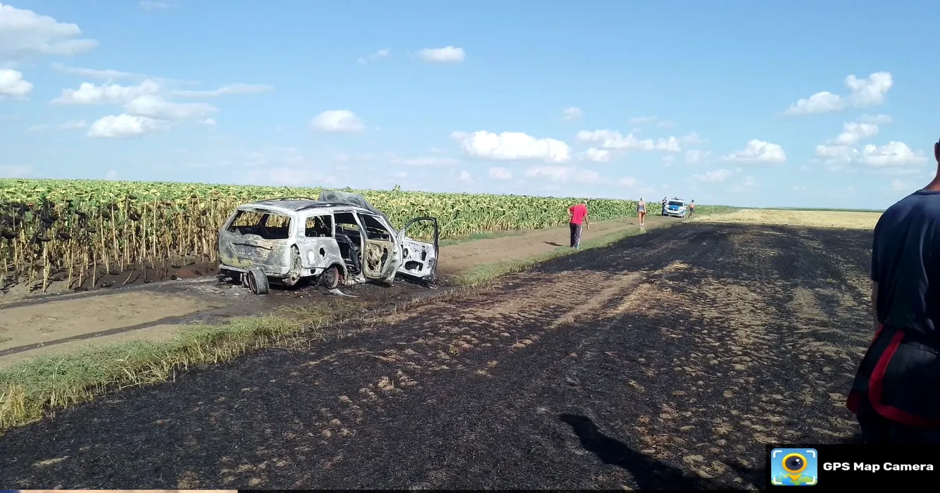 Autoturism făcut scrum la Galați; incendiul s-a extins pe două hectare de vegetație uscată