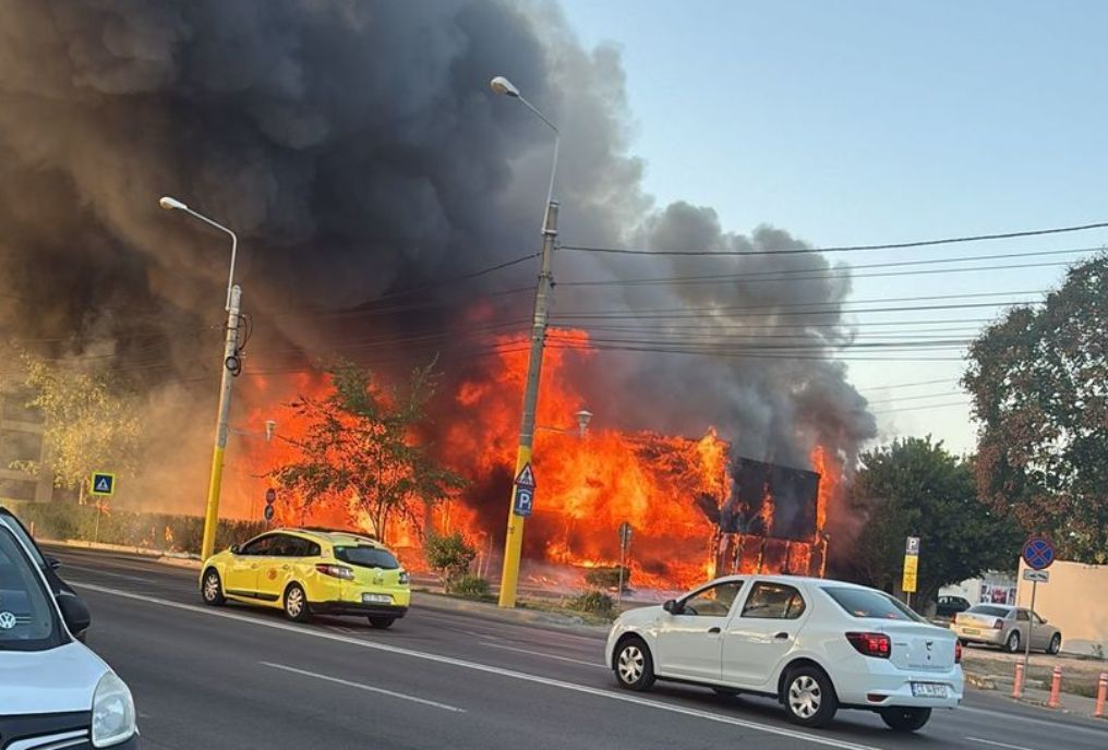 Flăcări uriaşe în Mamaia - Arde un fost club celebru FOTO