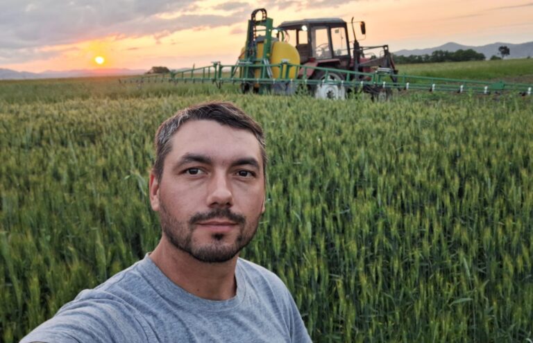 A lăsat baltă viața de corporatist de birou și s-a apucat de agricultură. La 33 de ani are deja fermă și un important parc auto. „Haideți să vă spun o provocare!”