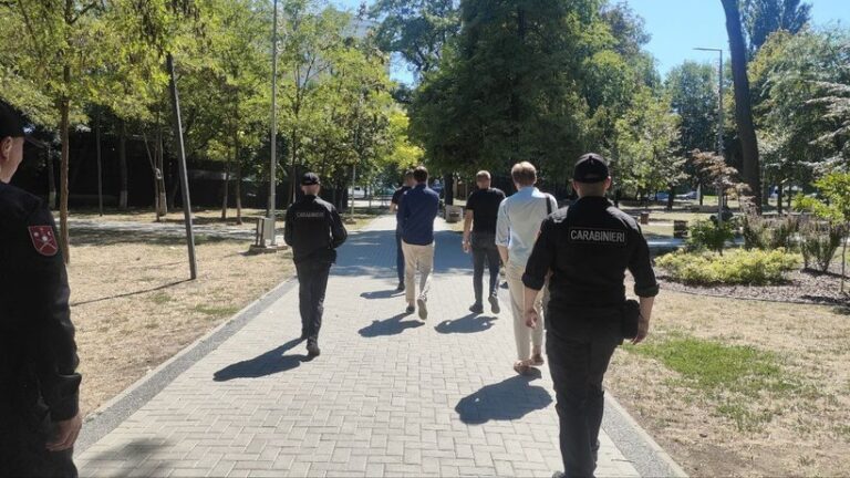 Moldova: Liderul unui partid prorus şi alţi indivizi, duşi la poliţie după ce ar fi intenţionat să blocheze coloanele oficialilor europeni