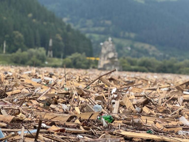 Hidroelectrica a început degajarea deşeurilor acumulate în urma ploilor şi viiturilor pe lacul Izvorul Muntelui-Bicaz