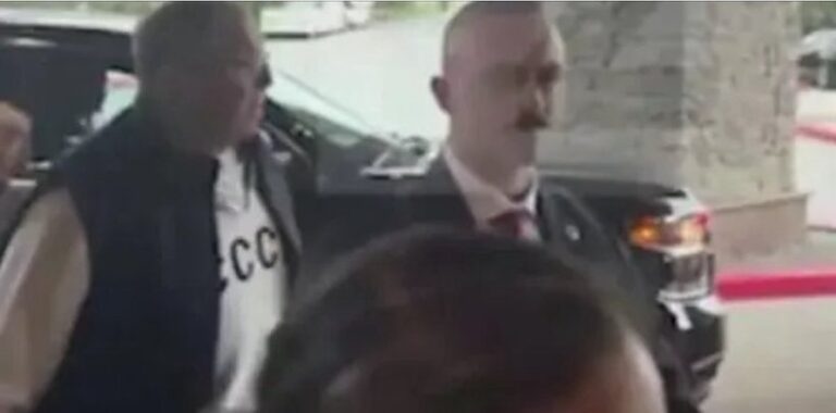 Cum îi sfidează rușii pe americani? Serghei Lavrov a sosit în Alaska îmbrăcat într-un pulover pe care scrie „URSS”