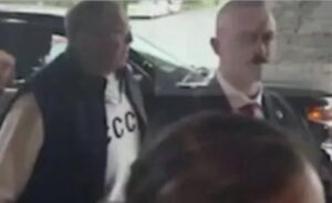 Cum îi sfidează rușii pe americani? Serghei Lavrov a sosit în Alaska îmbrăcat într-un pulover pe care scrie „URSS”