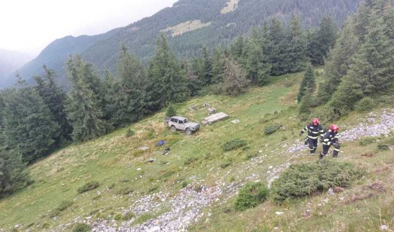 Maramureş: Şase persoane, rănite după ce o maşină de teren s-a răsturnat pe un traseu montan