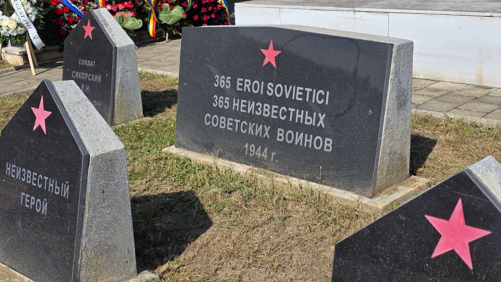 Steagul Rusiei a fluturat ieri la Ia&#537;i, la Eternitatea: ambasadorul Moscovei &#537;i rusofili locali au &#539;inut lec&#539;ii despre &bdquo;denazificarea Ucrainei fasciste&rdquo;