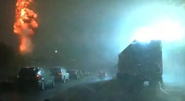 Un transformator al unei centrale electrice explodează, în SUA, lovit de trăsnet - moment surprins de un şofer pe o autostradă 