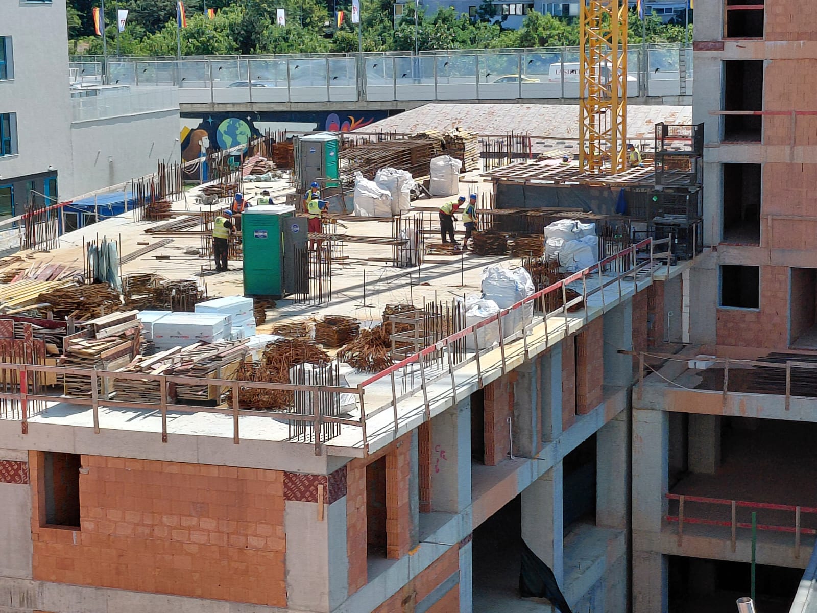 Constructorul sfidează decizia de oprire a lucrărilor la blocul de lângă pasajul Băncilă: Poliția Locală a sesizat din nou IPJ. Ce spune constructorul