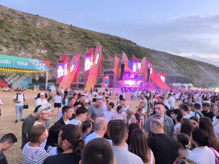 Preşedintele Nicuşor Dan, vizită privată în Moldova. El a participat la un festival de muzică, alături de Maia Sandu - FOTO