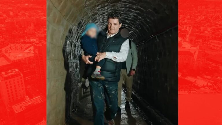 Noi imagini din vacanța lui Nicușor Dan, petrecută la Roșia Montană. Preşedintele şi familia au vizitat galeria antică şi au stat în jurul unui foc de tabără