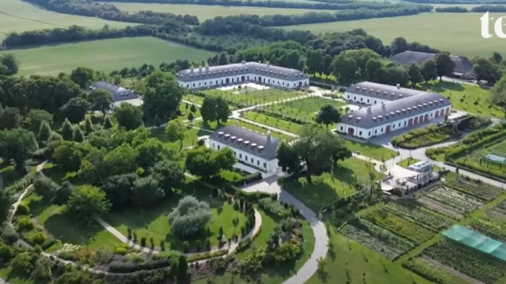  Cum arată palatul construit de Viktor Orban, idolul suveraniștilor români, tatălui său