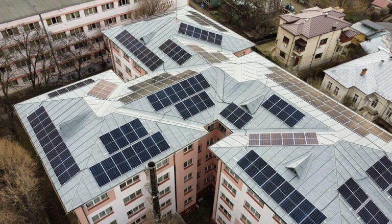 UMF Iași a instalat un sistem fotovoltaic pe căminul E5, în cadrul unei strategii de tranziție energetică
