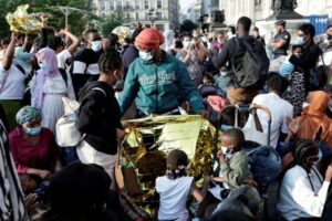 Incident șocant în Paris. Doi tineri au urinat pe o femeie fără adăpost însărcinată şi pe copiii ei, în timpul unei mobilizări în faţa Primăriei Parisului
