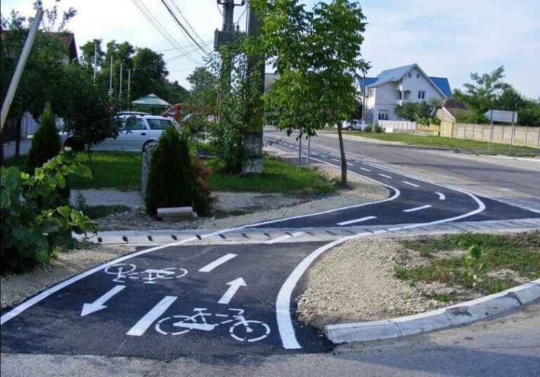 Pista pentru bicicliști de la Miroslava se naște cu scandal. „În zona locuinței domnului primar, traseul pistei este modificat complet”