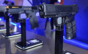 Cât costă cel mai ieftin pistol letal pe care îl poți avea în casă și cine îl poate cumpăra