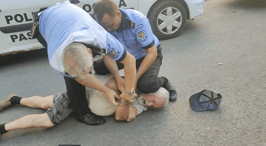  Pașcani: Pensionar cardiac pus la pământ, cu genunchiul pe cap, de către poliția locală pentru că a refuzat să se legitimeze. Primarul spune că este ok!