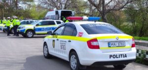 Doi străini care lipeau în Chişinău afişe cu imaginea Maiei Sandu şi a mitropolitului Basarabiei, reţinuţi